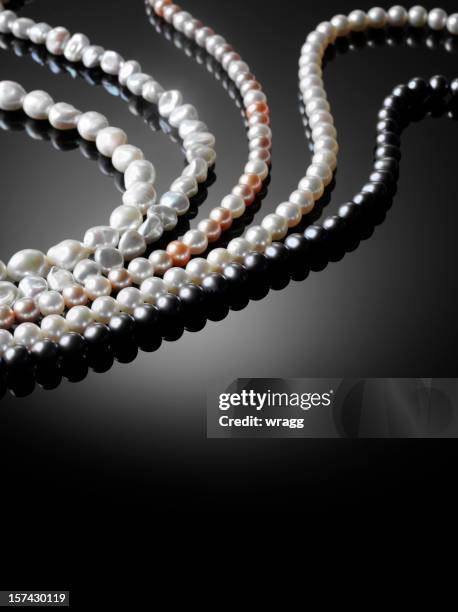 collar de perlas de agua dulce - perla negra fotografías e imágenes de stock