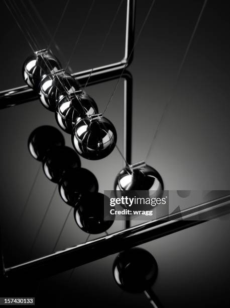 newton's cradle - kugelstoßpendel stock-fotos und bilder