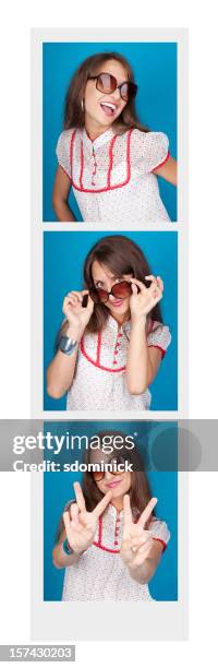 femme dans une cabine photo - photomaton photos et images de collection