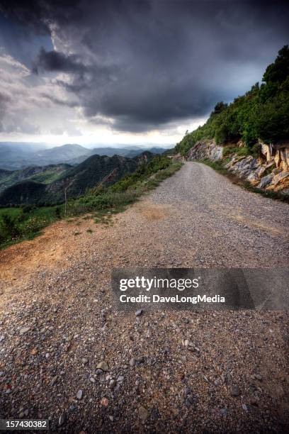 mountain road - onheilspellend stockfoto's en -beelden