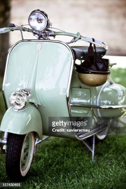 italienische motobike - roller vintage stock-fotos und bilder