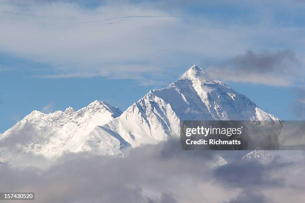 everest mountain , tibetan side. - mount everest stockfoto's en -beelden