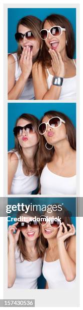 freunde in einem passbildautomat - passfoto stock-fotos und bilder