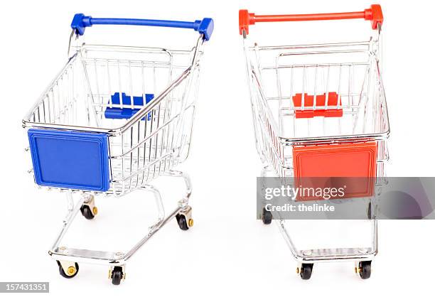 zwei einkaufswagen - einkaufswagen freisteller stock-fotos und bilder