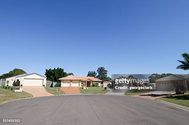 inmobiliaria: zona suburbana cul-de-sac - suburbio zona residencial fotografías e imágenes de stock