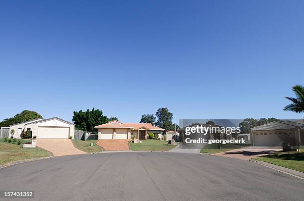real estate: suburban cul-de-sac - doodlopende steeg stockfoto's en -beelden