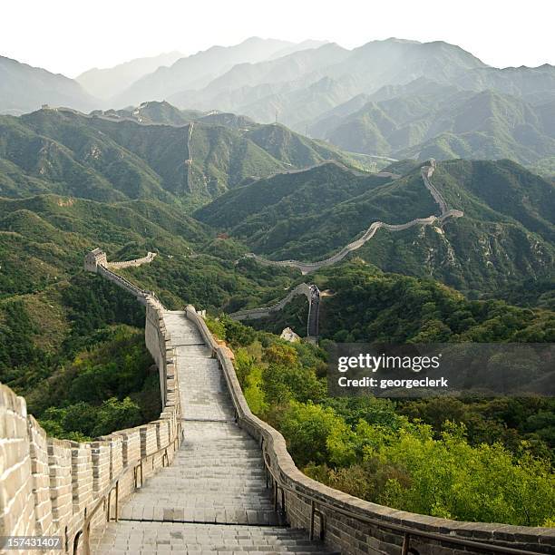 große mauer in badaling - befestigungsmauer stock-fotos und bilder