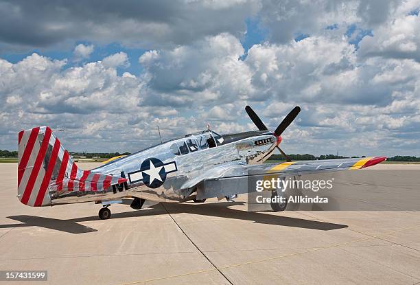 p51 mustang ww2 fighter plane two - world war ii aircraft stock pictures, royalty-free photos & images