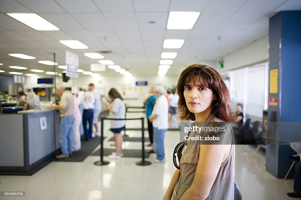 Mulher esperando na fila