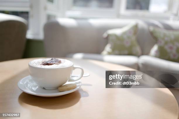 tazza di caffè - tavolino foto e immagini stock