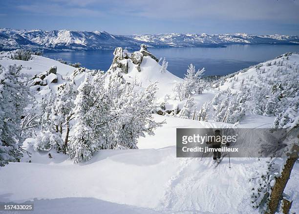 skifahrer in fresh snow über alpine lake tahoe - see lake tahoe stock-fotos und bilder