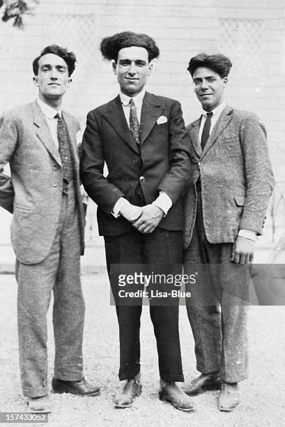 drei männer aus 1917.black und weiß - zwanziger jahre stock-fotos und bilder