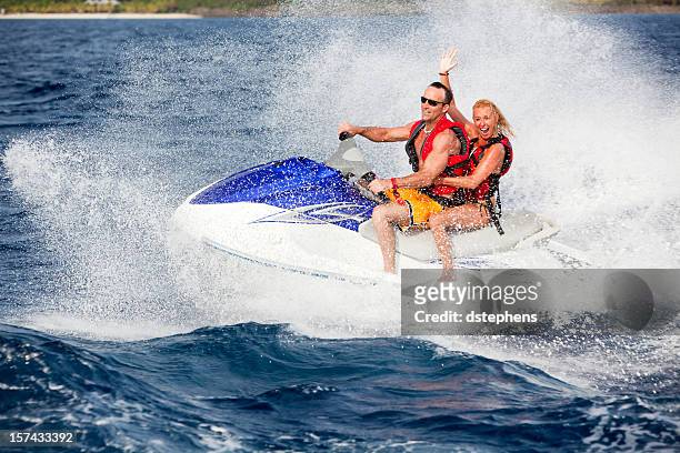 enérgico pareja adulta riding ola runner - jet boat fotografías e imágenes de stock