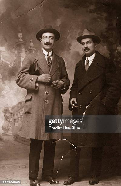 dos empresarios en 1917.sepia tono muscular. - fotos años 20 fotografías e imágenes de stock