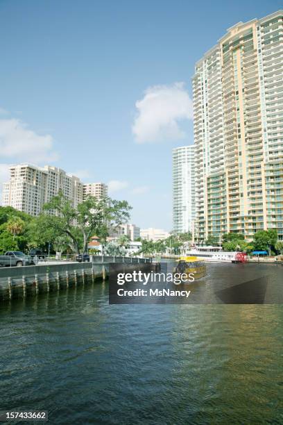 blick auf die skyline von ft. lauderdale und den waterway. - schiffstaxi stock-fotos und bilder