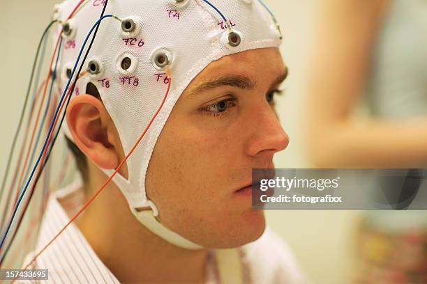 homem conectado com cabos de computador para resarch eletroencefalograma - eletródio - fotografias e filmes do acervo