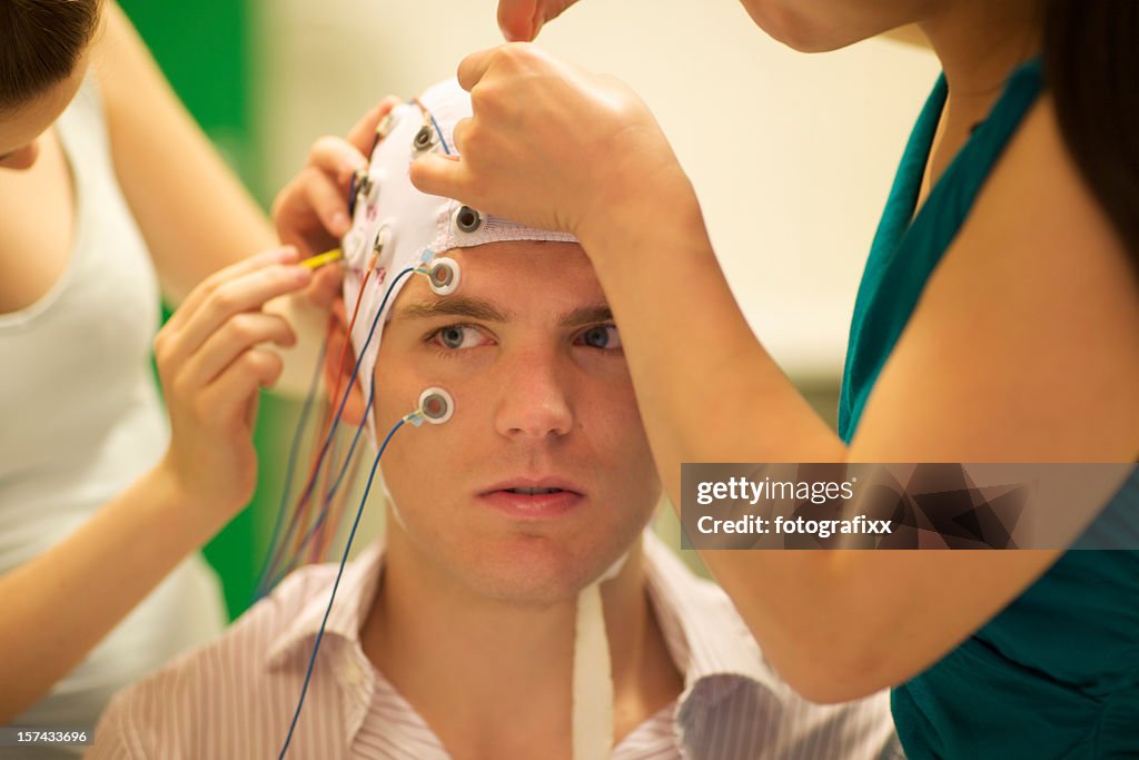 Hombre conectado con cables para ordenador EEG para resarch