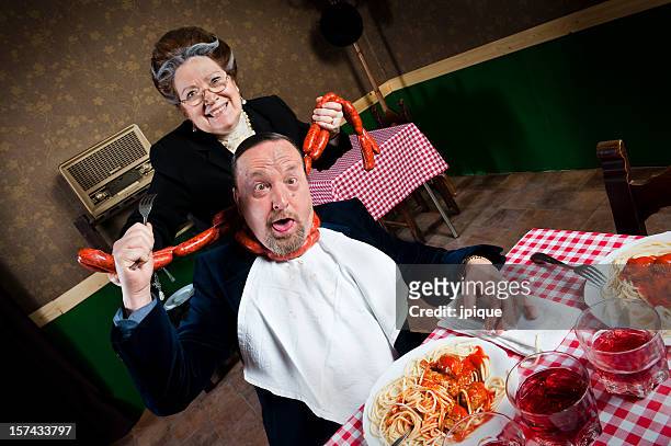 mann mit seiner frau strangled - choking food stock-fotos und bilder