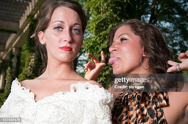 criada haciendo diversión de novia - naughty bride fotografías e imágenes de stock