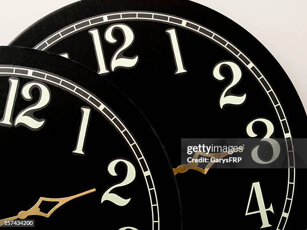 reloj negro de gente que muestra el cambio en los números de luz oro manos - spring forward fotografías e imágenes de stock