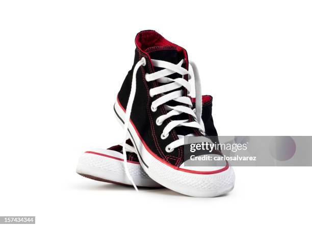 des baskets noires - chaussure en toile photos et images de collection