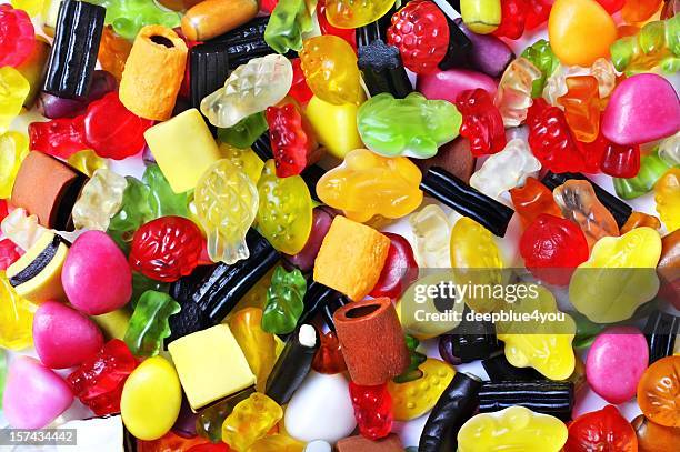 süßigkeiten mix hintergrund - pile of candy stock-fotos und bilder