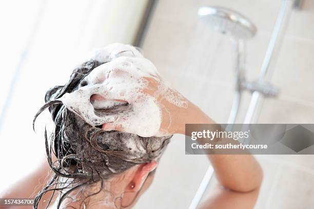 mulher no chuveiro lavar o cabelo - shampoo imagens e fotografias de stock