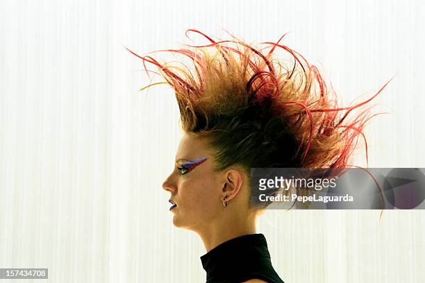 schrill mädchen - coiffure punk stock-fotos und bilder