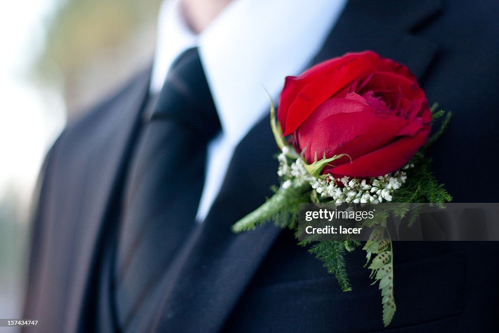 Rote Rose Blume im Knopfloch
