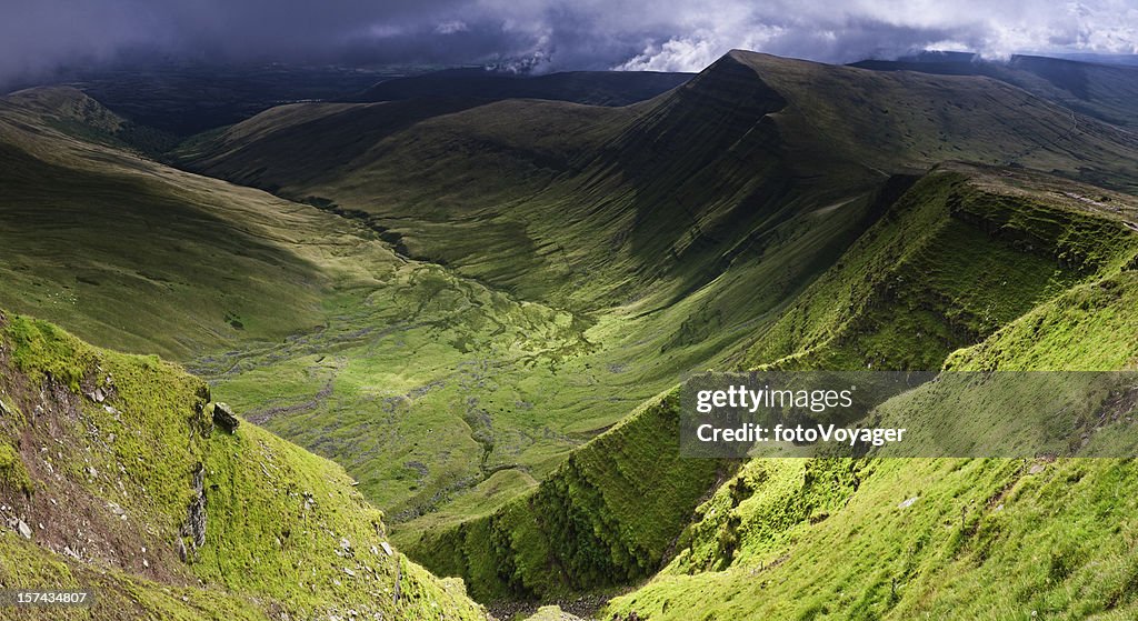 Grünen Täler dramatischen escarpments Brecon Beacons Wales UK