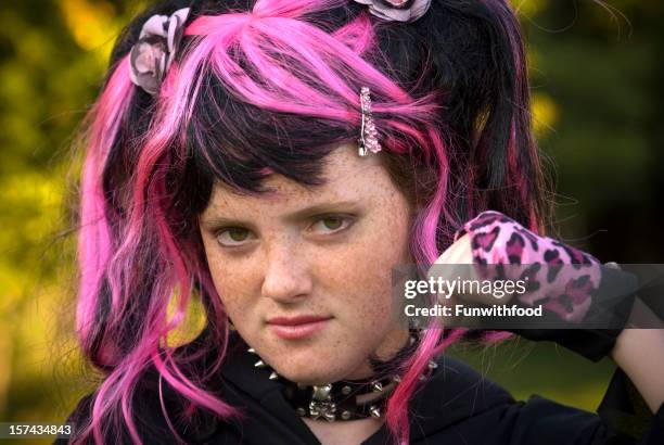 punk gótico emo chica adolescente, rebelión de moda, niño & mala postura - pink goth fotografías e imágenes de stock