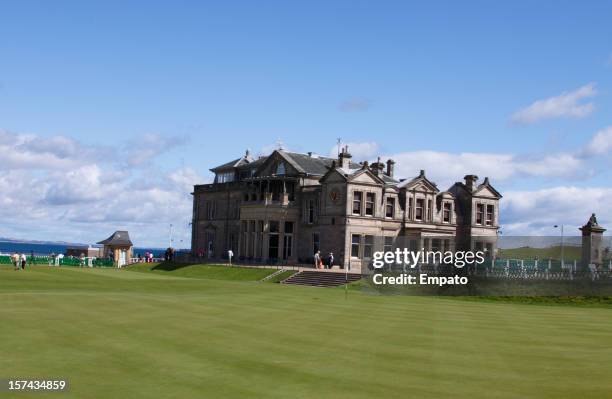 the old course, st andrews. - golf clubhouse stockfoto's en -beelden