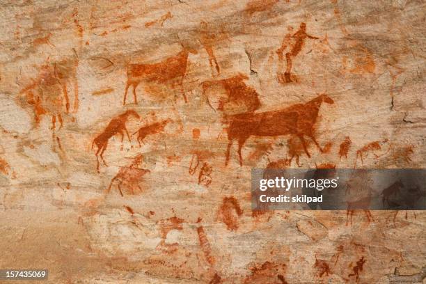 bushman cave painting - cave paintings stockfoto's en -beelden