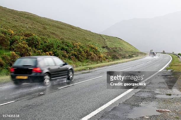 wet ländlichen drive - regen auto stock-fotos und bilder