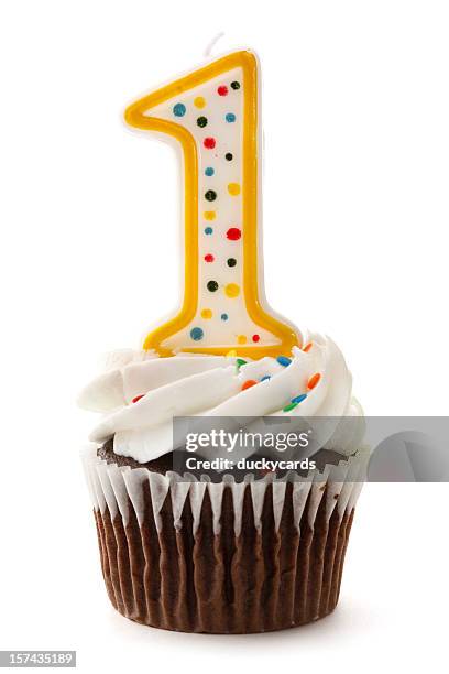 un compleanno dolce con candele numero 1 - primo compleanno foto e immagini stock