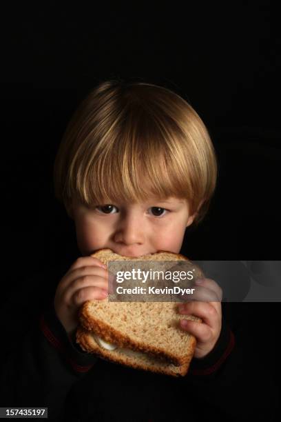 kind isst ein ei-sandwich (isoliert auf schwarz - vollkornbrot stock-fotos und bilder