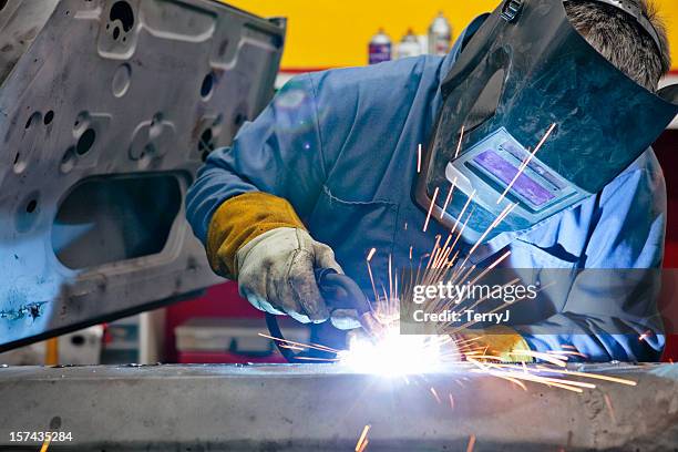 soldador utiliza linterna en automóvil es de soldadura - soldar fotografías e imágenes de stock