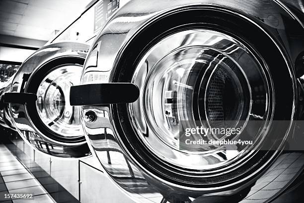 les machines à laver le linge-machine à laver la porte à un public laverie automatique - dry cleaning photos et images de collection