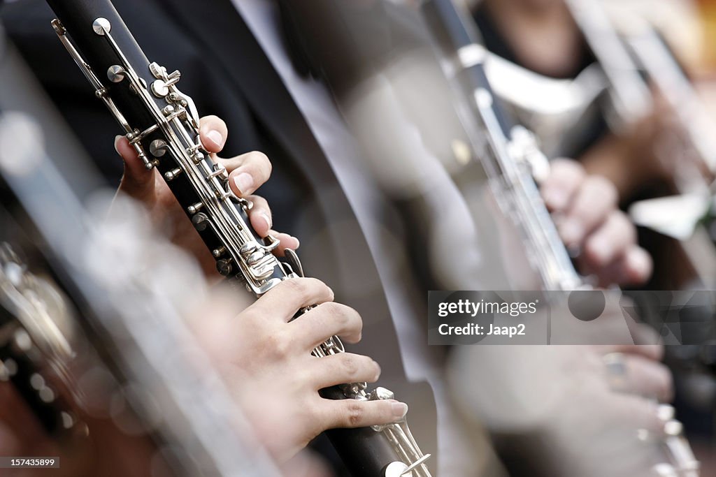 Close-up de clarinete jogado na Orquestra com DOF raso