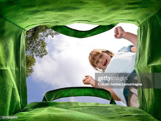 surpresa no saco reutilizável - kid looking up to the sky imagens e fotografias de stock
