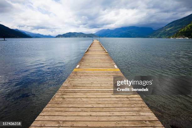 long jetty at mountain lake - land i sikte bildbanksfoton och bilder