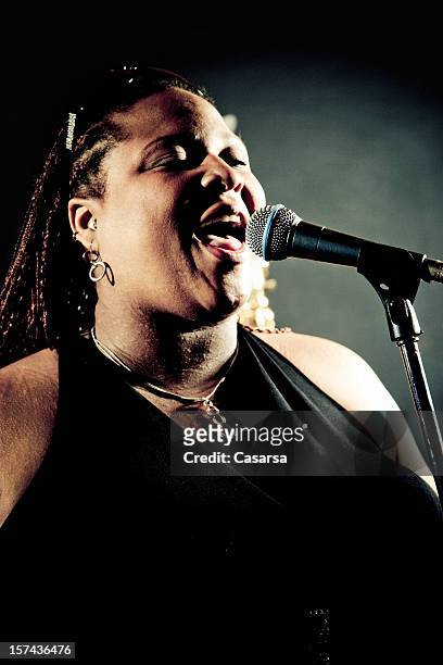 singer - black singer stock pictures, royalty-free photos & images