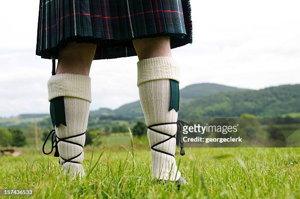 schottischen kilt und strümpfe - kilt stock-fotos und bilder