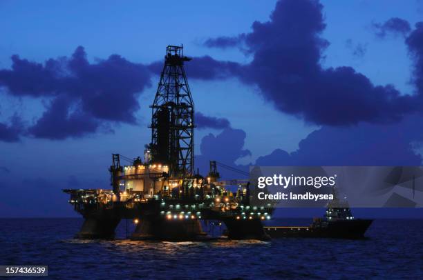 Service Rigs Night Offshore Oil Rig Night Photos and Premium High Res Pictures - Getty Images