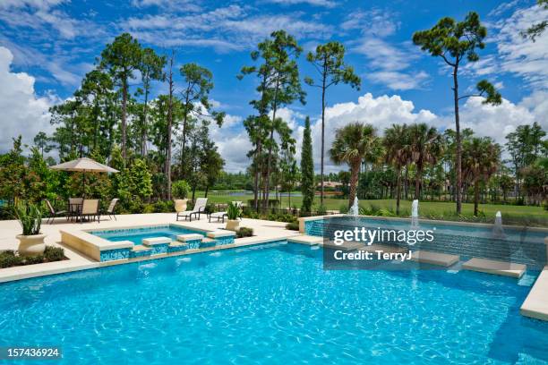 piscina con vista - country club foto e immagini stock