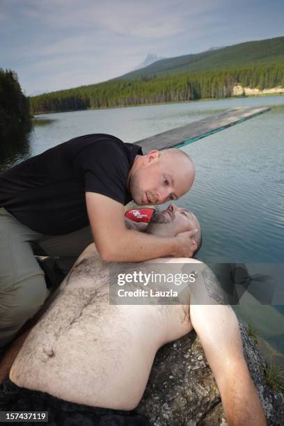 cpr で、そ�の被害の山の湖のそば - drowning victim photos ストックフォトと画像