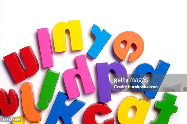 primo piano di un bambino giocattolo lettere - lettera magnetica foto e immagini stock