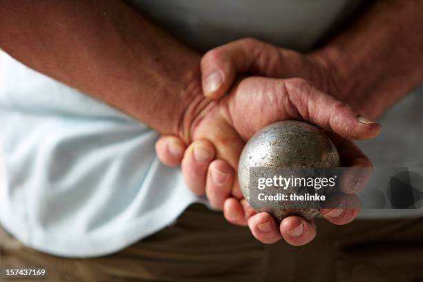 homem sênior com péntaque bowle em suas mãos - jogo de bocha - fotografias e filmes do acervo