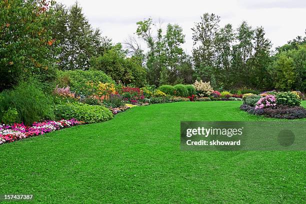 green lawn en exuberante jardín formal - florida landscaping fotografías e imágenes de stock