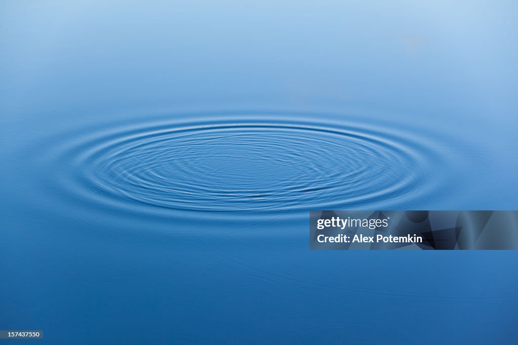 Ringe auf dem Wasser Oberfläche